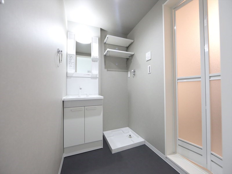 洗面設備　脱衣所　独立洗面台（シャンプードレッサー付）収納スペース有