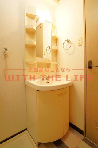 洗面設備　独立洗面台、小物を置くことができて便利です