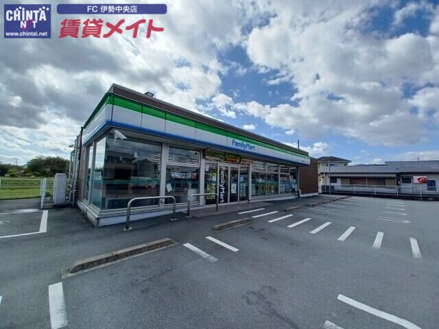 コンビニ　ファミリーマート伊勢神久店（コンビニ）まで978m
