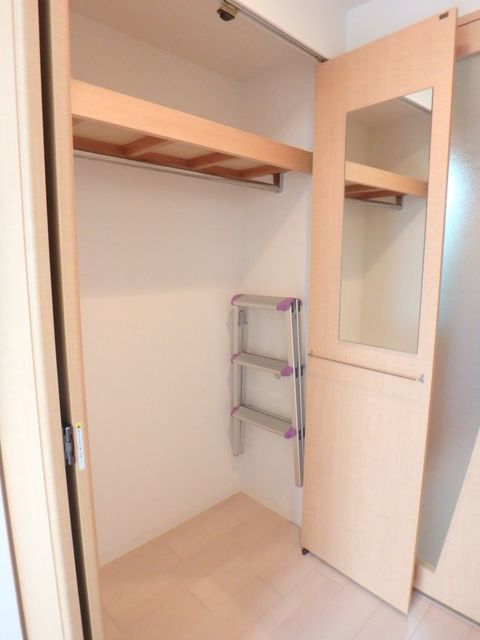 収納　鏡付きのクローゼットです。
