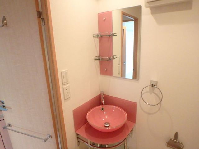 洗面設備　独立洗面台もピンクです