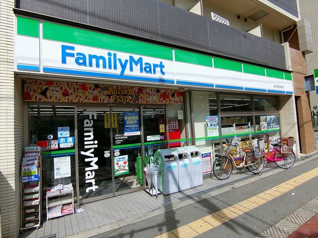 コンビニ　ファミリーマート淀川区役所前店（コンビニ）まで83m