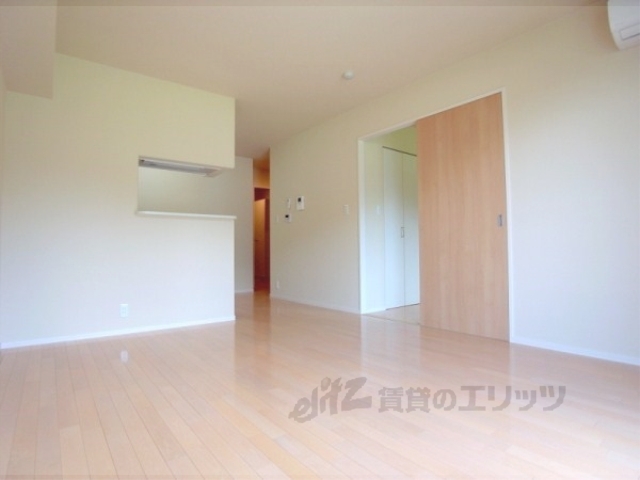 居室・リビング　落ち着いた色合いのお部屋です