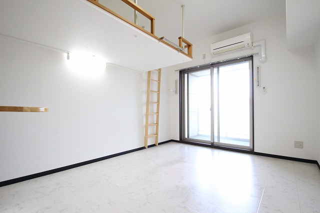 居室・リビング　同物件別号室のものです。