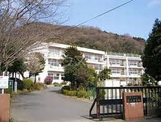 中学校　愛川中学校（中学校）まで2052m