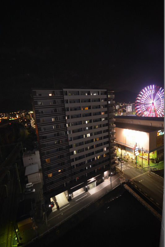 建物外観　夜間でも明るいですよ。