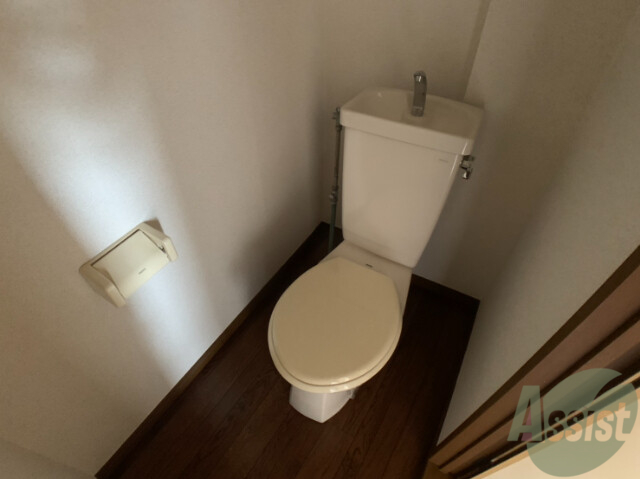 トイレ　広々とした空間のトイレとなっております。