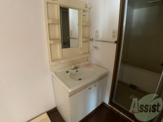 洗面設備　忙しい朝の味方、独立洗面台があるのは嬉しいですね。