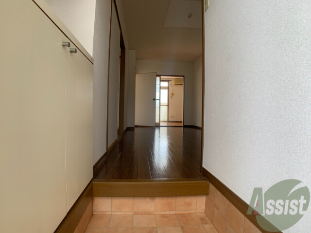 玄関　玄関の様子です。明るい印象ですね。気分もあがりそう。