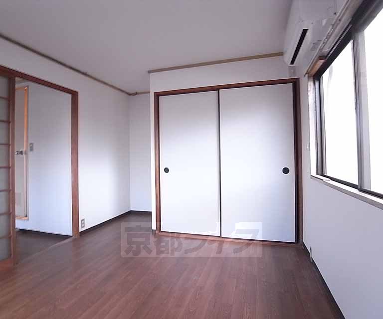 居室・リビング　西向きのお部屋です。