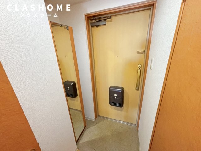 玄関　同物件の別部屋になります。