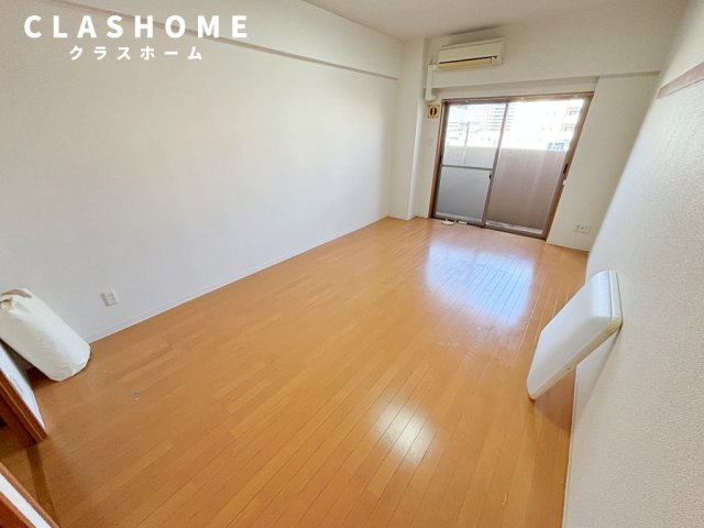 居室・リビング　同物件の別部屋になります。