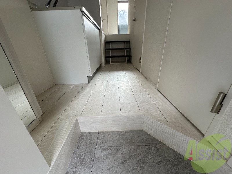 玄関　玄関も広々と開放的で使い勝手がいいですよ。