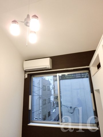 その他設備　室内干し設備があります。オシャレな照明付き　　同シリーズ別物