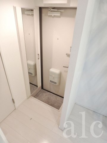 玄関　玄関部　姿見鏡とシューズボックスが一体化！　　同シリーズ別物