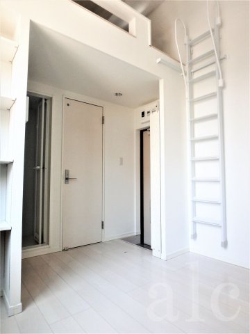 居室・リビング　白を基調とした清潔感のある居室です。　同シリーズ別物件　敷金