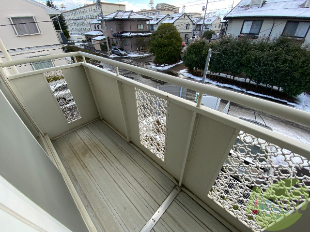 バルコニー　バルコニーは幅もしっかりあって洗濯物がはかどりそうですね。