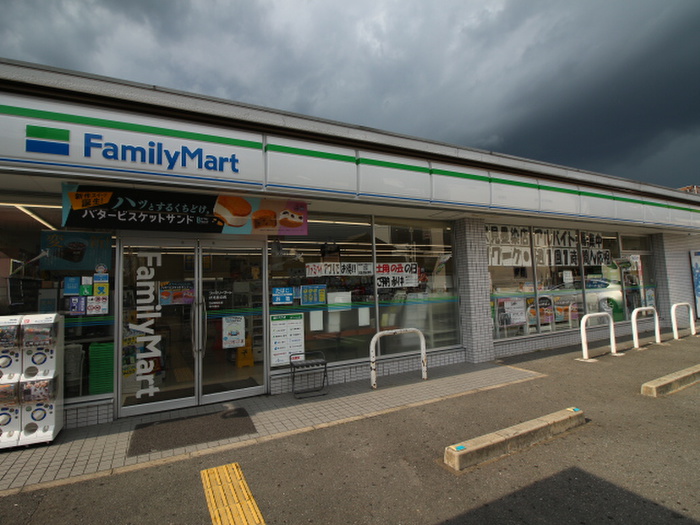 コンビニ　ファミリーマート（コンビニ）まで220m