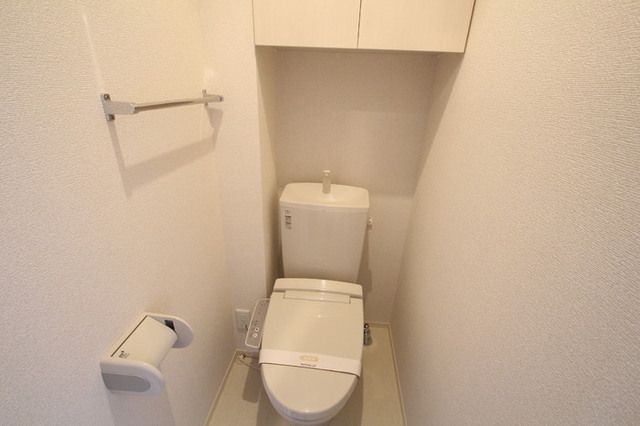 トイレ　便利な上部棚と温水洗浄便座付きトイレ