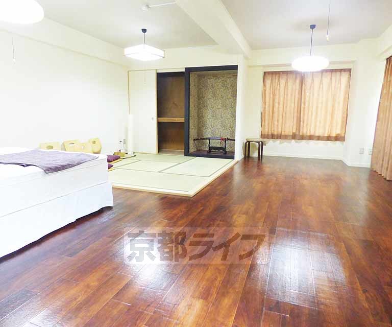 居室・リビング　広々とした室内です。