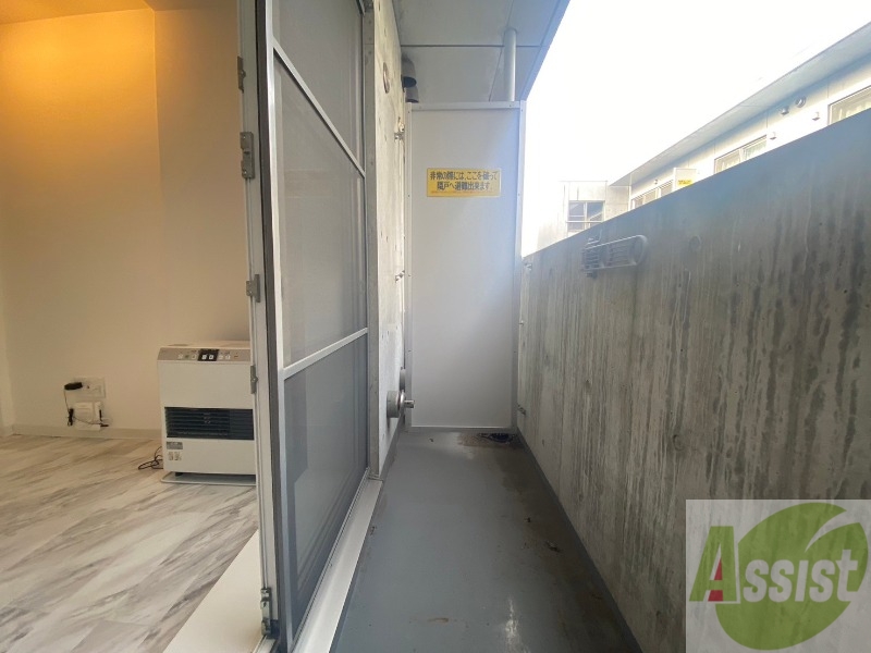 バルコニー　バルコニーです。洗濯物を干すもよし、一息つくもよしですね。