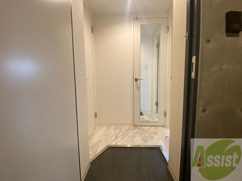 玄関　玄関です。ご覧の通り広々としていますね。