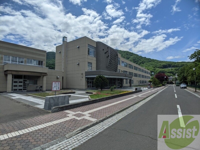 中学校　札幌市立山鼻中学校（中学校）まで486m