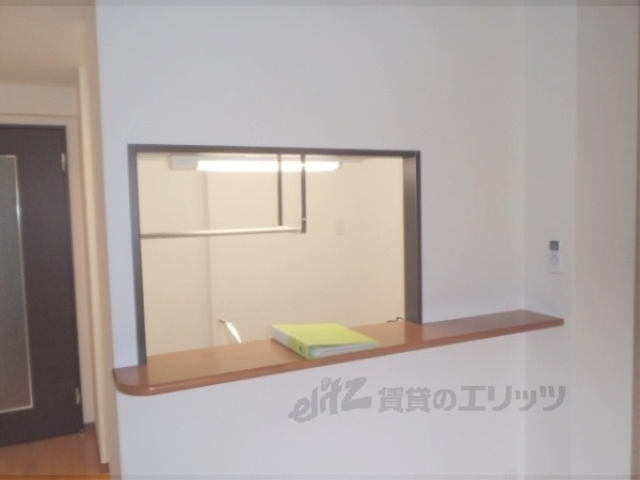 キッチン　リビングの様子が伺えるカウンターキッチン