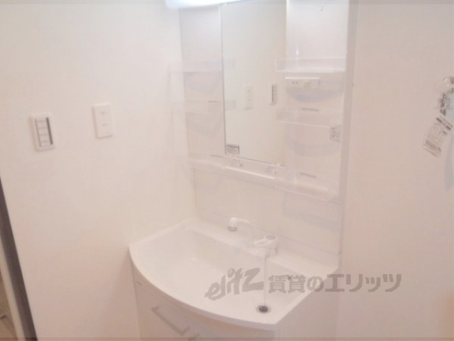 洗面設備　大きな洗面台で収納もたくさんあります。