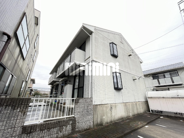 建物外観　軽量鉄骨造です