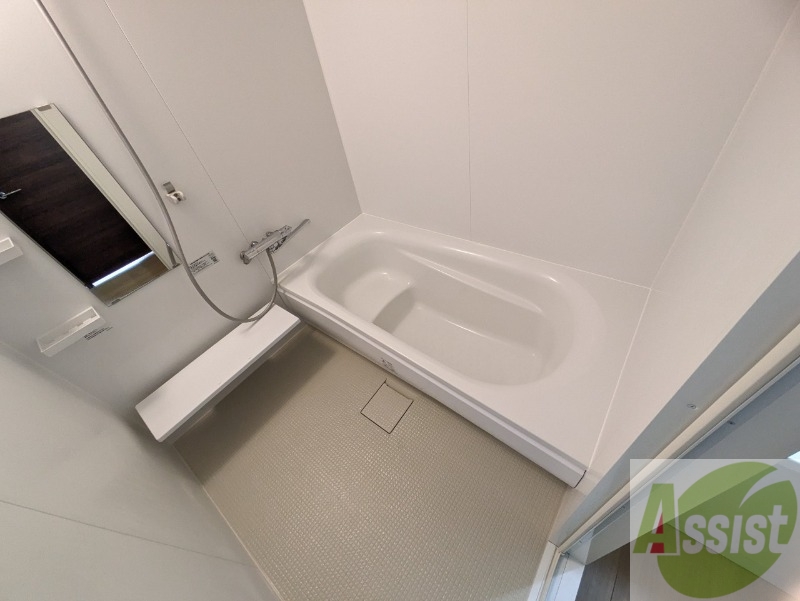 バス・シャワールーム　お風呂です。広々したバスでゆっくりくつろげます。