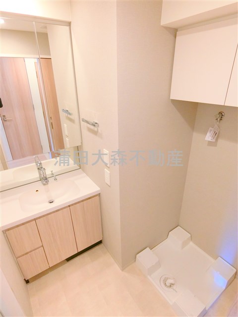 洗面設備　2面鏡の独立洗面台　棚収納付洗濯機置き場　洗面脱衣所