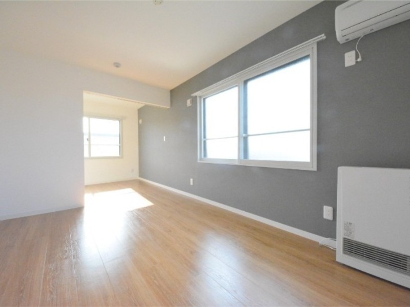 居室・リビング　退去予定につき同タイプ別号室の画像です。