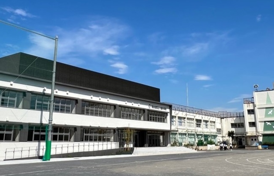 中学校　世田谷区立八幡中学校（中学校）まで1202m