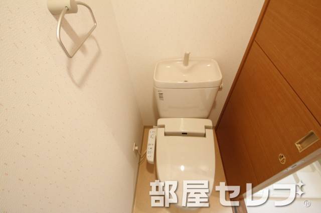 トイレ　温水洗浄便座。