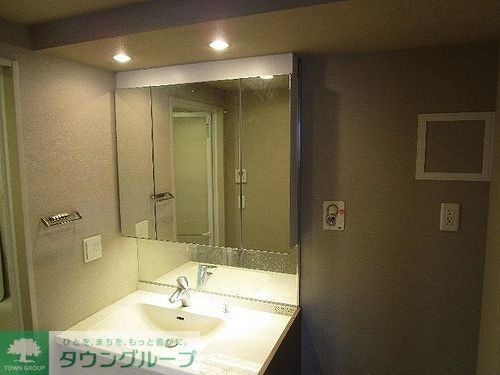 洗面設備　３面鏡付化粧台