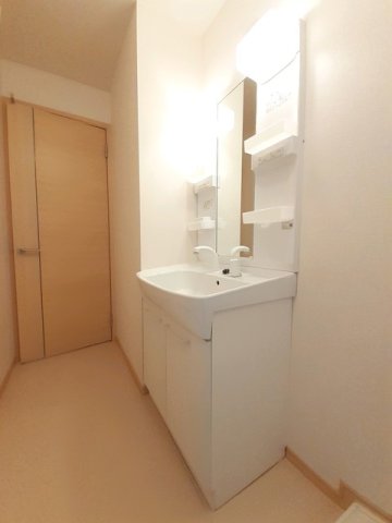 洗面設備　明るい洗面所です