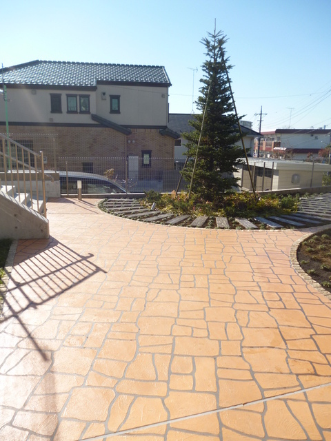 その他　エントランス・アプローチ周辺に植栽があり高級感があります。