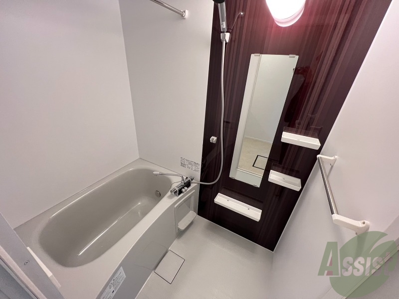 バス・シャワールーム　浴室はゆったりと浸かれるサイズ感になっています。