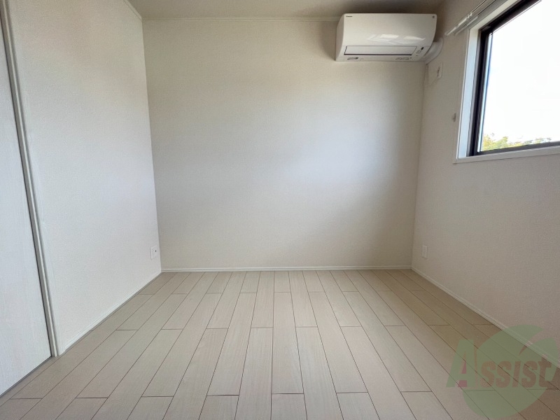 その他部屋・スペース　４．３帖の洋室を撮影しました。伸び伸び出来そうですね。