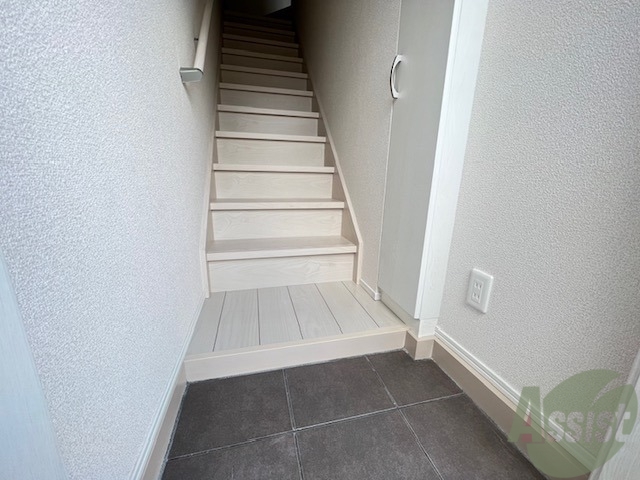 玄関　玄関から撮影しました。敷居が高くなくて安心ですね。