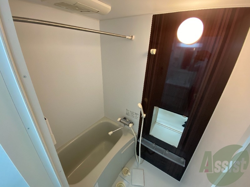 バス・シャワールーム　バスルームは狭すぎず、シャワーも浴びやすそうです。