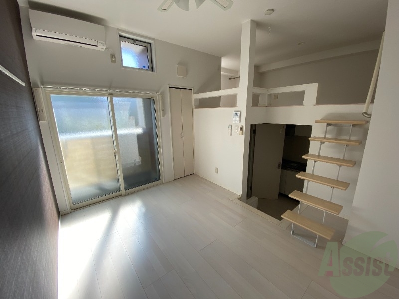 居室・リビング　５．８３帖の洋室です。広々として、きれいですね。