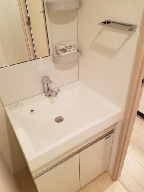 洗面設備　明るい洗面所です