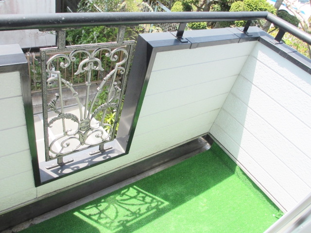 バルコニー　日当たりの良いベランダ