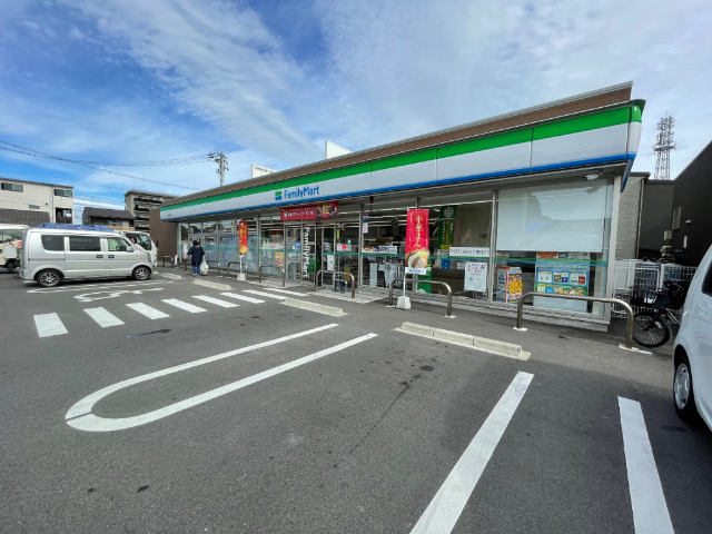 コンビニ　ファミリーマート桑名駅西店（コンビニ）まで580m