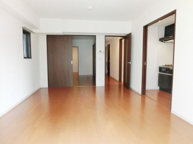 居室・リビング　明るいリビング。キッチンが独立したスペースにあるのでリビン…