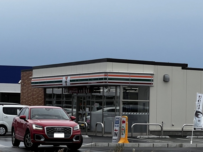 コンビニ　セブン-イレブン 名取上余田店（コンビニ）まで300m