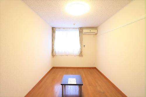 居室・リビング　大型家具家電付きにより初めての一人暮らしの方も安心！