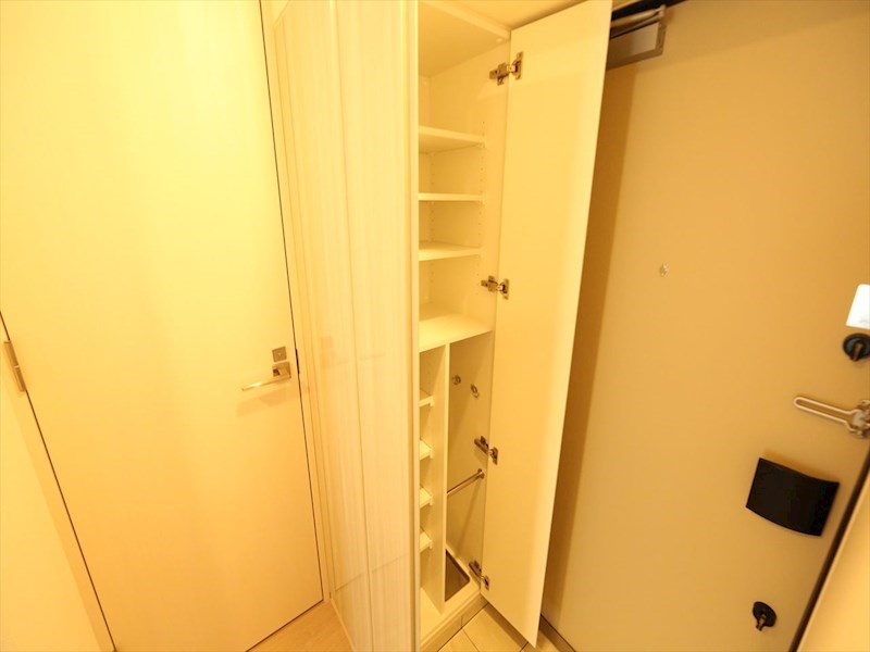 玄関　玄関　シューズボックス付（収納充実してます）